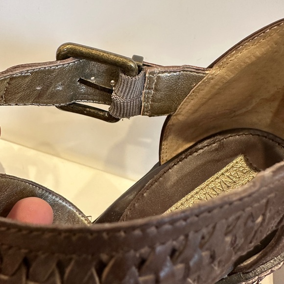 High woven strappy wedge. - Picture 4 of 7